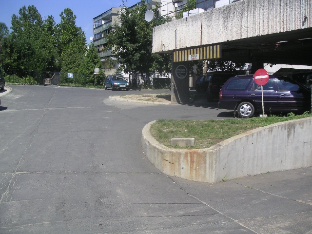 einfahrtparkpl.jpg einfahrtparkpl.jpg